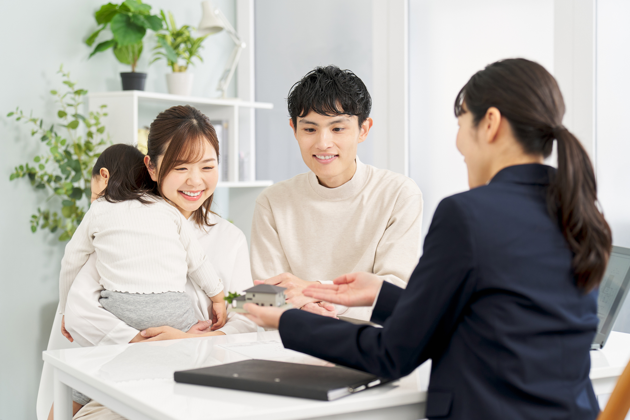 不動産の提案を聞いている夫婦の画像
